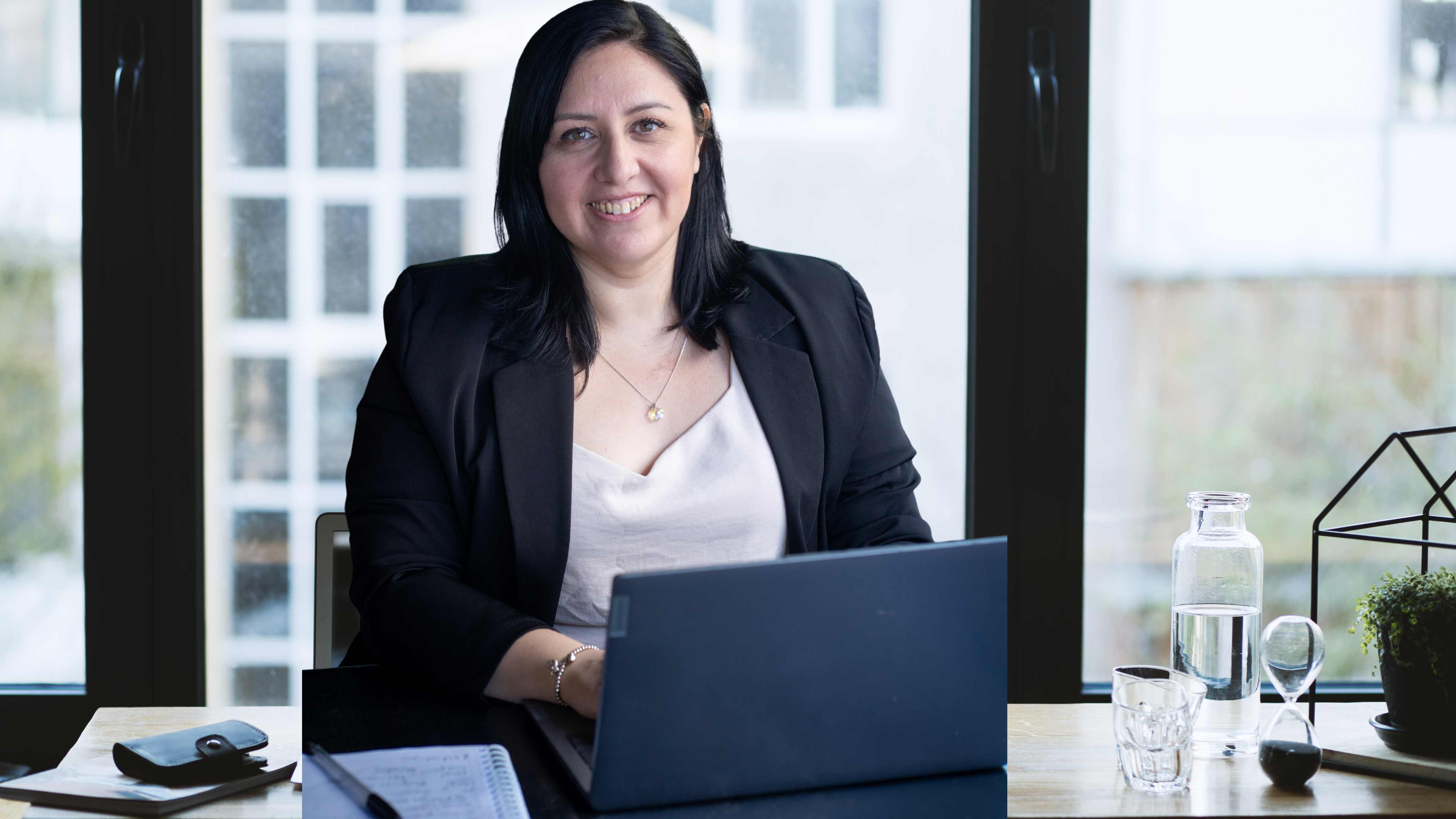 Sil Fernandez - Profesional en liderazgo trabajando en su oficina